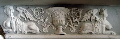 großbusige Flügelpferdefrauen